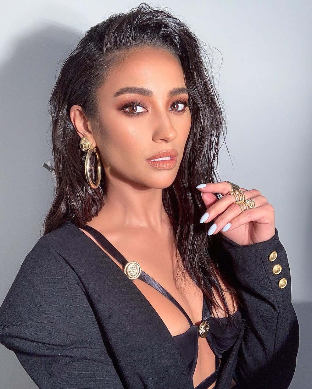 Shay Mitchell conta como a chegada da filha mudou a relação com seu corpo