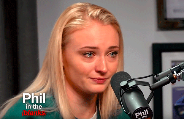 Sophie Turner diz que cogitou suicídio e chora ao falar do próprio corpo