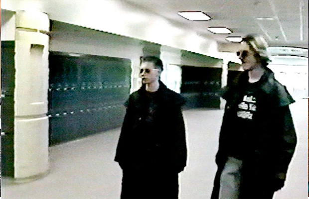 Massacre de Columbine: 20 anos do 1º tiroteio em escola que chocou o mundo Imagens do Massacre de Columbine; assassinos são dois jovens; eles usam sobretudos preto e óculos escuros