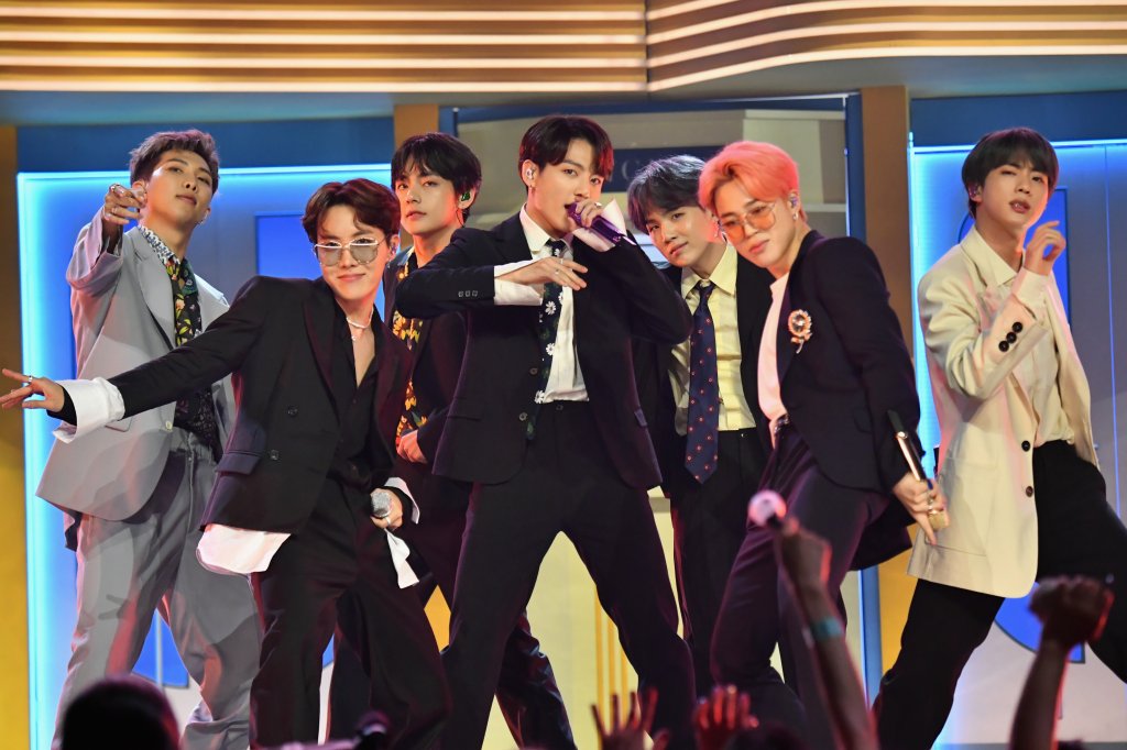 Fãs do BTS criticam restaurante em NY por postar vídeo dos garotos comendo