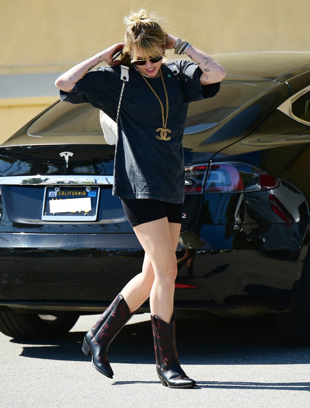 Look do Dia: Miley Cyrus misturou estilos com biker shorts e bota country