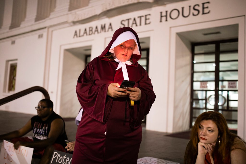 Aborto é proibido no Alabama mesmo em casos de estupro; só homens votaram