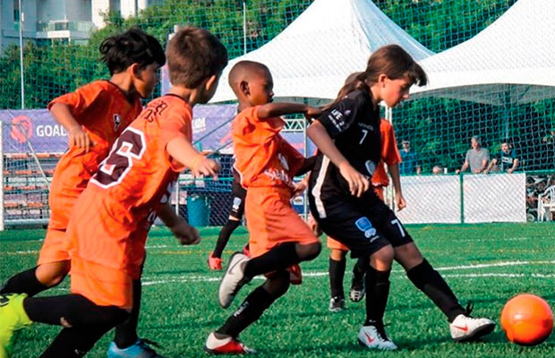 Juju Gol: a 1ª menina que jogou torneios de futebol com meninos no Brasil
