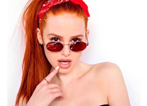 Fashionista: Madelaine Petsch aposta em nail art com logo da Louis Vuitton