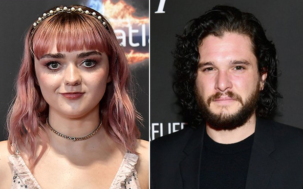 Foto mostra Kit Harington maquiando Maisie Williams nos bastidores de GoT