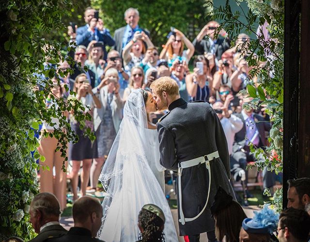 Príncipe Harry e Meghan Markle divulgam fotos inéditas de seu casamento