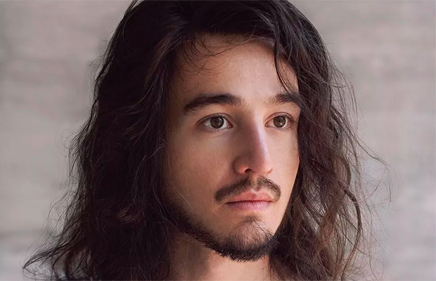 Após mais de um ano sumido, Tiago Iorc volta e lança álbum ‘Reconstrução’