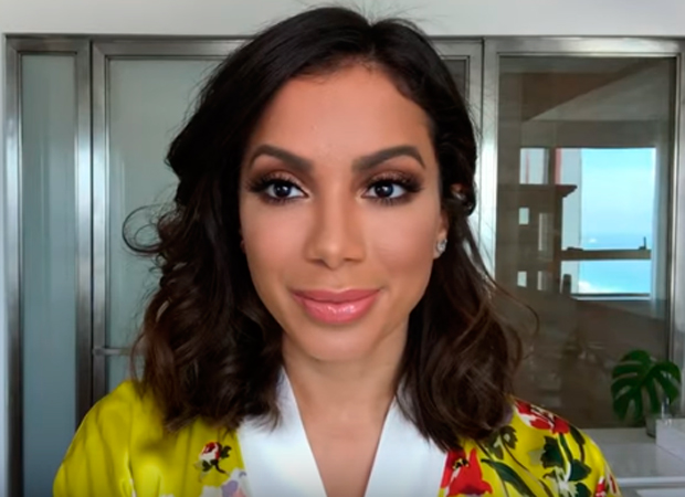 Anitta faz tutorial de “make natural” e brinca com cirurgias plásticas