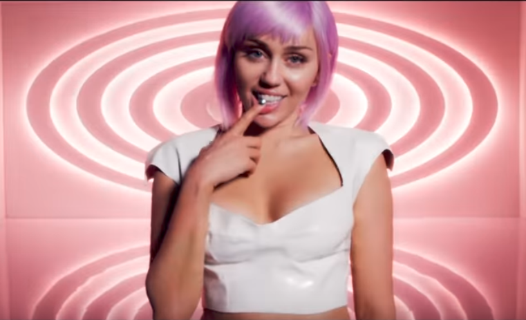 Ashley O, personagem de Miley Cyrus em Black Mirror, lança clipe de música