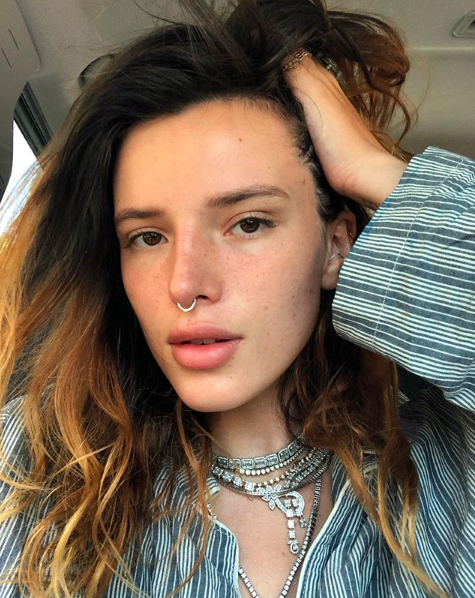 Bella Thorne posta fotos chorando depois de descobrir que ex se casará
