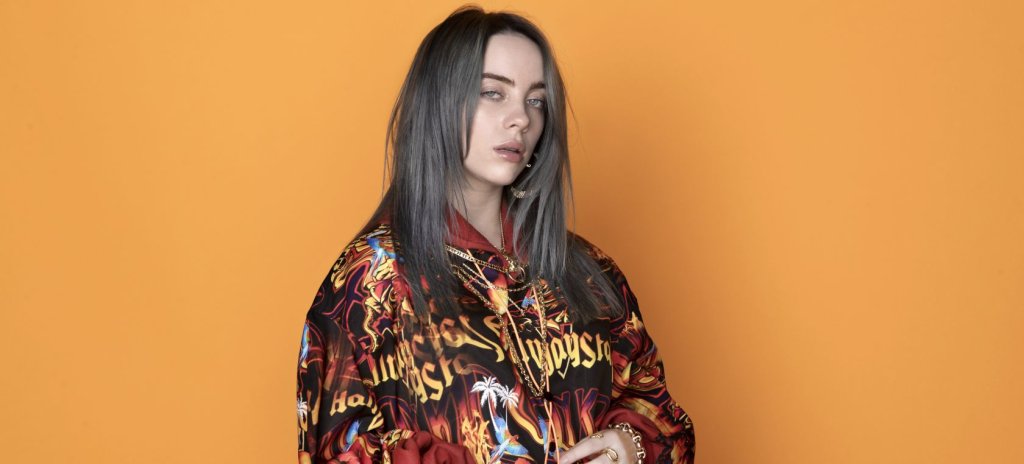 Billie Eilish mostra unha machucada por causa de postiça. Ai!