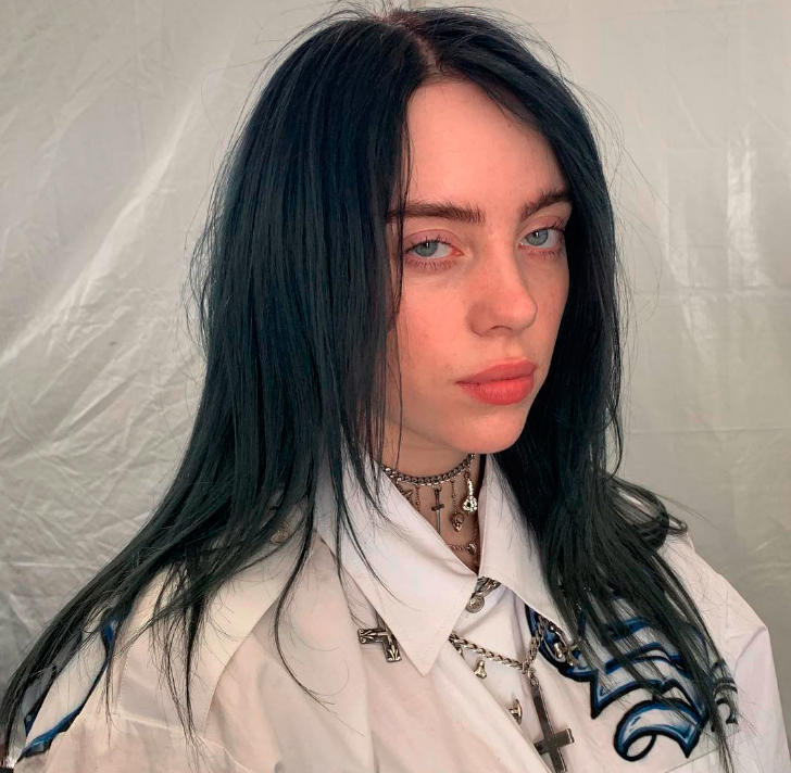 Billie Eilish teve um pequeno ~acidente~ fashion com uma fruta