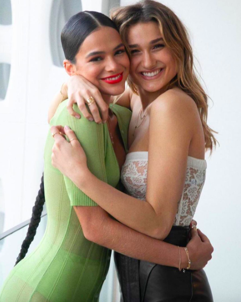 Bruna Marquezine brinca que ~disputou~ cantor com Sasha Meneghel