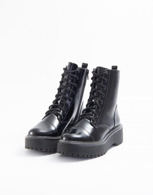 Coturno preto Inbox Shoes (R$ 249,90*). Coturno preto Inbox Shoes (R$ 249,90*).
