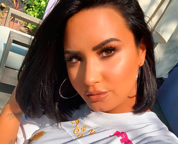 Você reparou que Demi Lovato escolheu o branco como a cor do seu retorno?