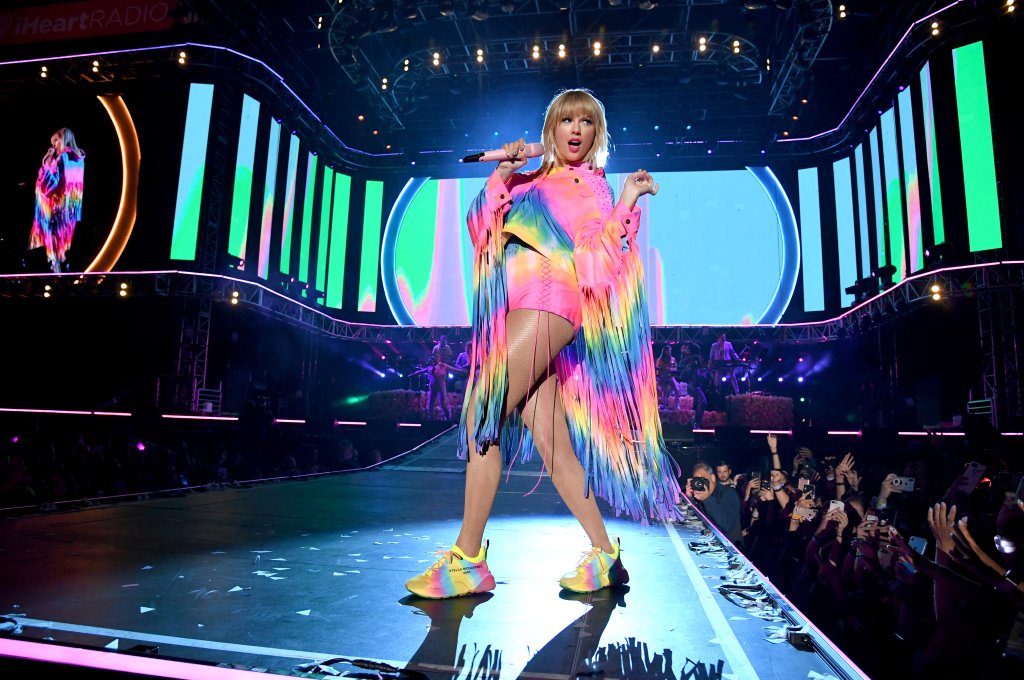 Taylor Swift homenageou mês do Orgulho LGBT com look lindo de arco-íris