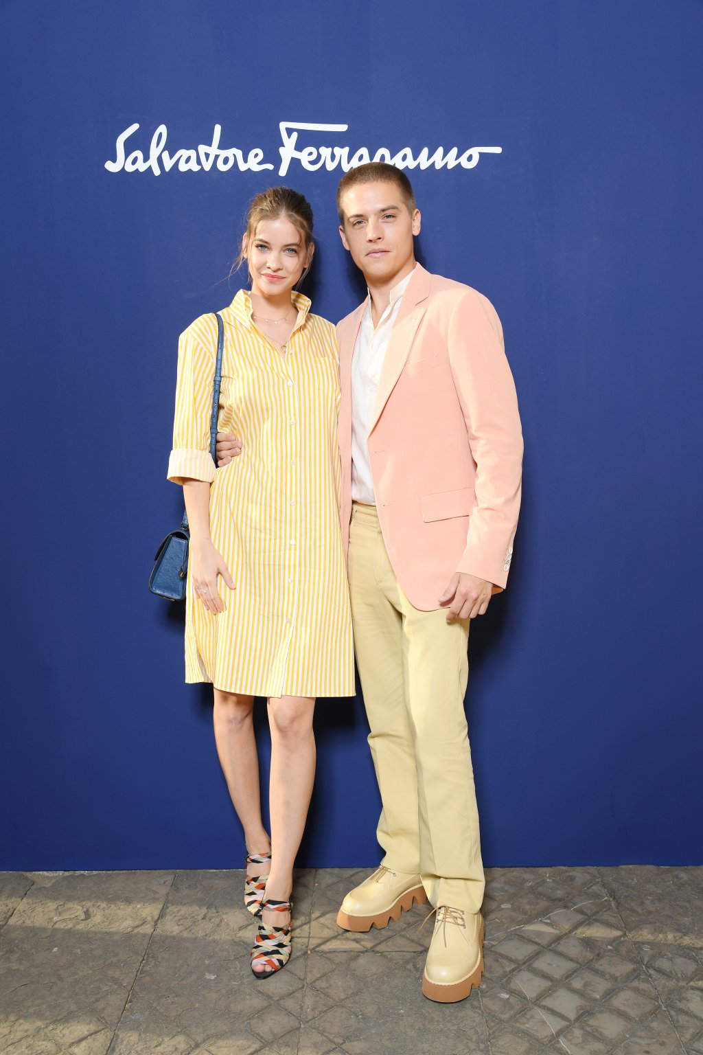 Look do Dia: Barbara Palvin e Dylan Sprouse apostam em visu combinandinho