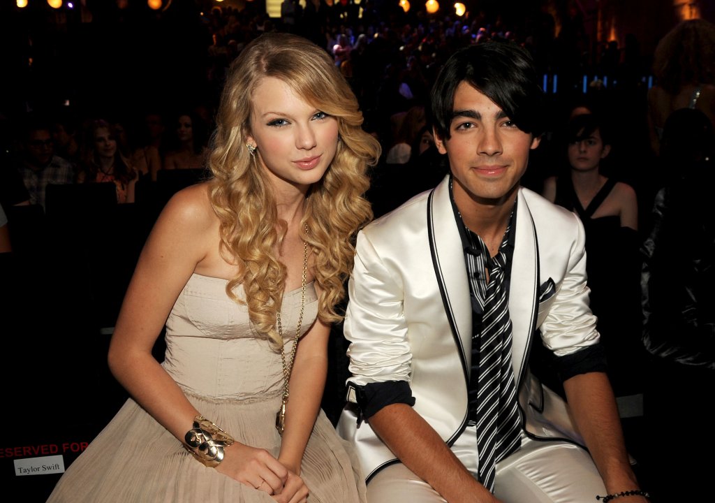 Joe Jonas relembra término tenso com Taylor Swift: “Me fez sentir bem mal”