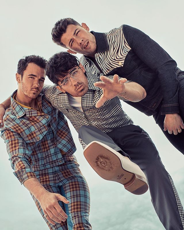 Jonas Brothers entram na vibe dos anos 80 em clipe engraçado de Only Human