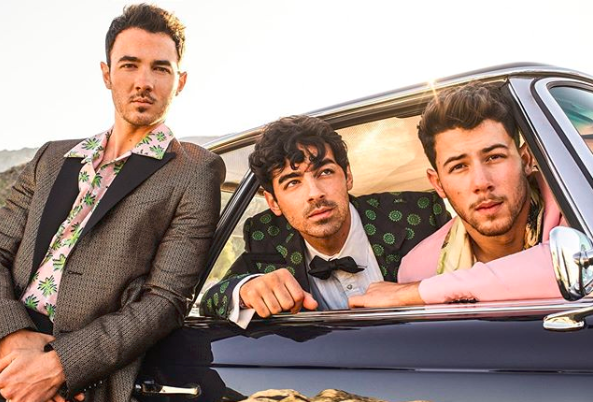 Um membro da família deu um spoiler de que os Jonas Brothers voltariam