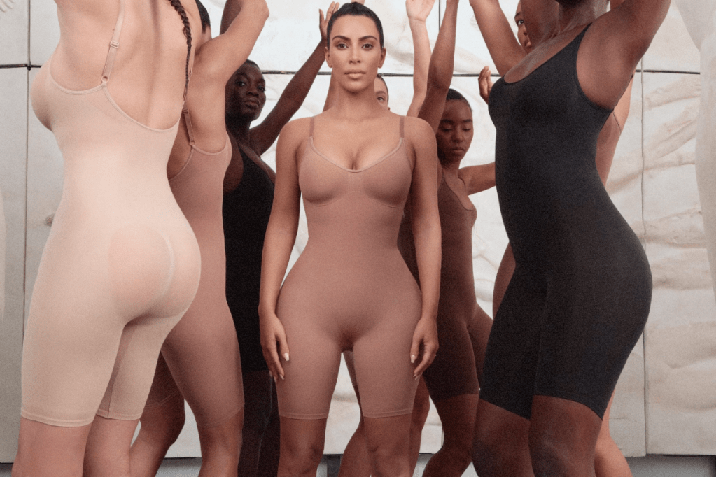 Kim Kardashian causa polêmica com sua nova marca de cintas modeladoras