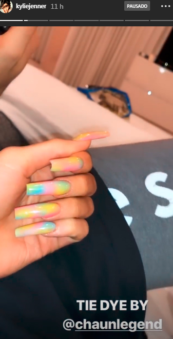 kylie-jenner-unhas-nail-art-tie-dye A nail art tie-dye de Kylie Jenner