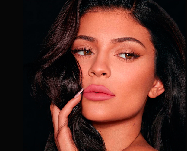 Kylie Jenner está pensando em vender a Kylie Cosmetics, diz site. Eita!