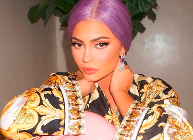 Kylie Jenner aposta em unha tie-dye. Olha o alerta de tendência!