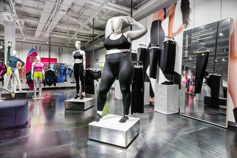 A Nike (finalmente!) começou a usar manequins plus size em suas lojas