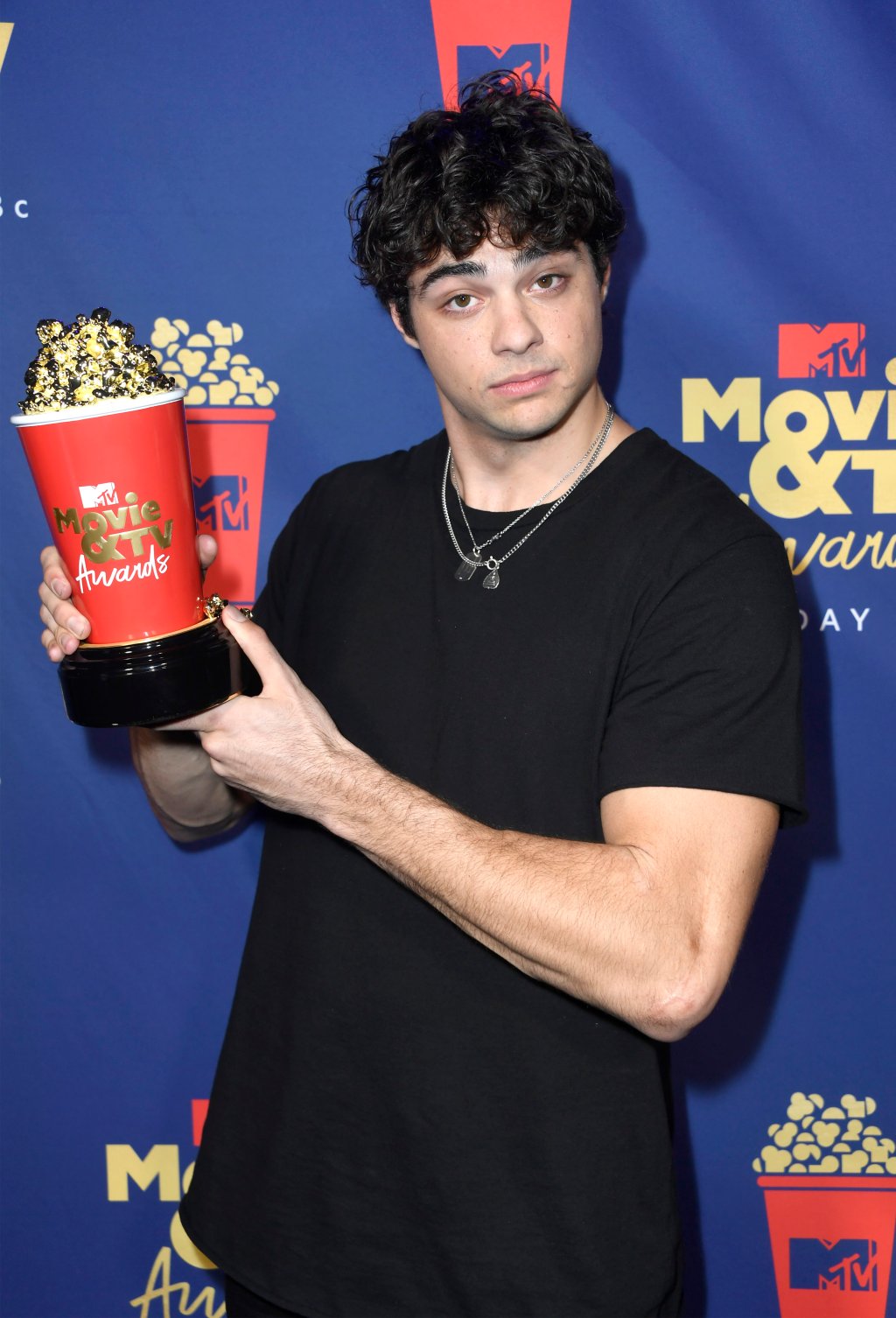 Noah Centineo está ficando muito forte – e temos provas!