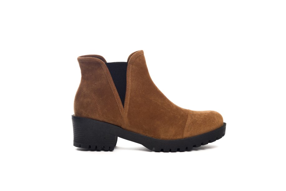 Bota camurça marrom Sapatella (R$ 119,90*).