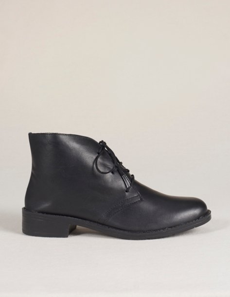 Bota cano curto preta Via Mia (R$ 189*).