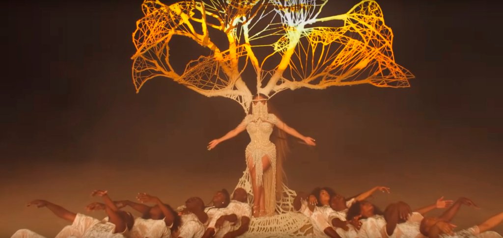 Beyoncé usa look l-i-n-d-o de marca brasileira em novo clipe “Spirit”