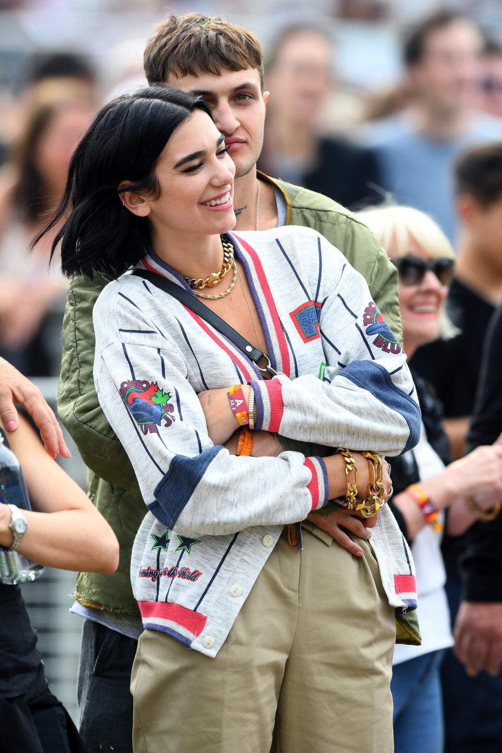 Awn! Dua Lipa e Anwar Hadid dividiram peça fashionista do guarda-roupa