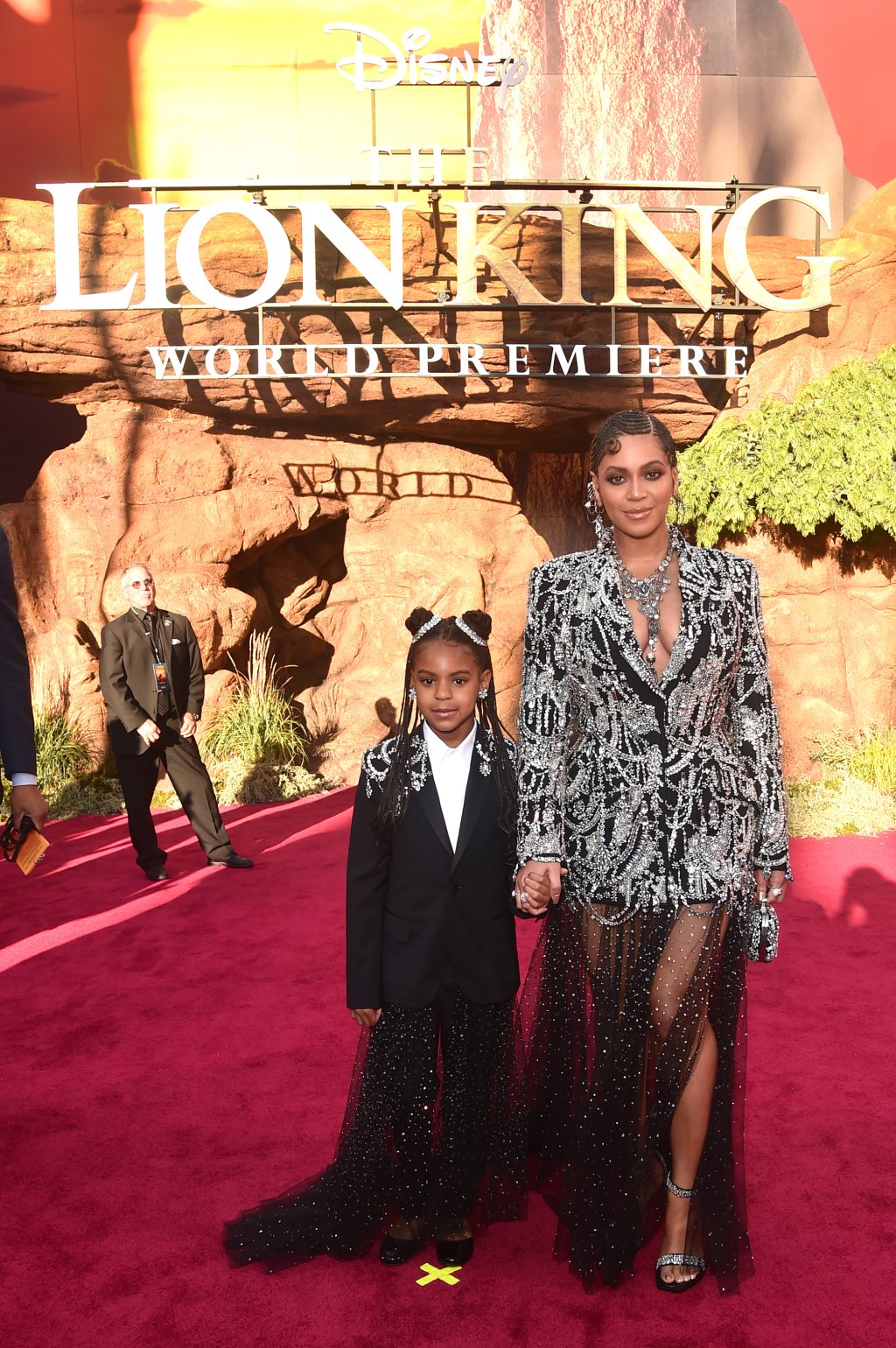 Beyoncé e Blue Ivy combinaram looks com brilho na première de O Rei Leão