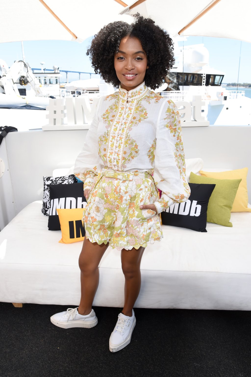 Look do Dia: Yara Shahidi usou conjuntinho floral com tênis branco