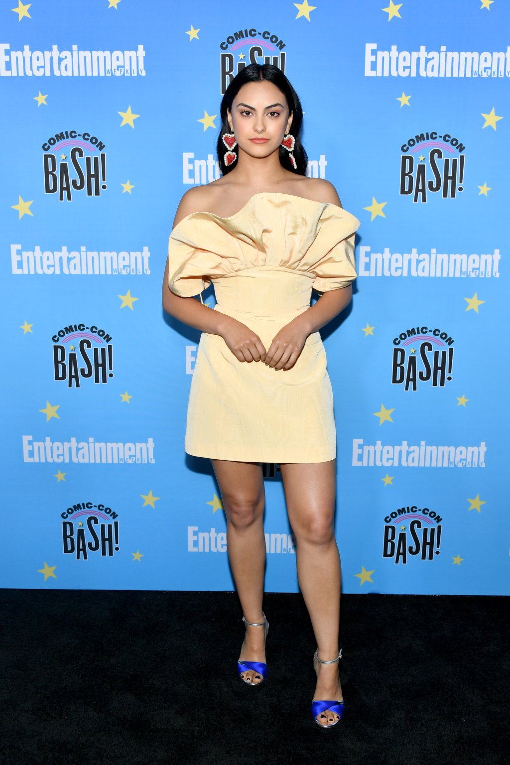 Look do Dia: estamos apaixonadas pelos brincos de coração da Camila Mendes