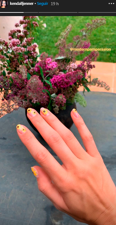 kendall-jenner-unha-nail-art-girassol kendall-jenner-unha-nail-art-girassol