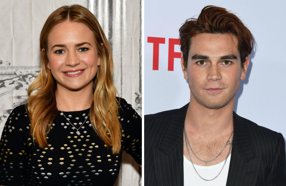 Tá rolando? KJ Apa e Britt Robertson são vistos aos beijos em festa