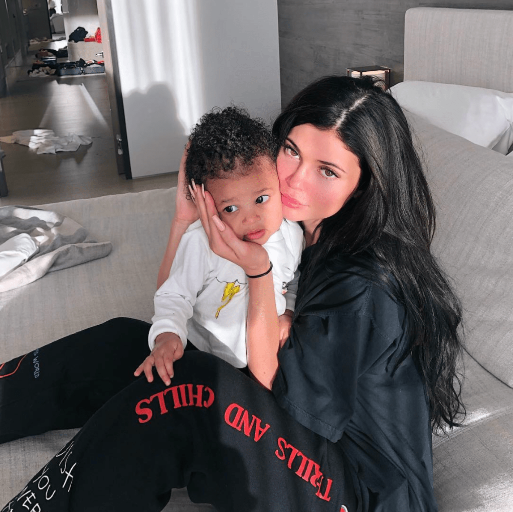 Kylie Jenner dá indícios de que linha de produtos da Stormi está a caminho