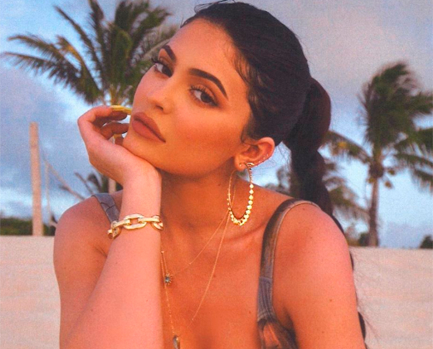 Kylie Jenner combina esmaltes azul e branco de um jeito ~explosivo~!