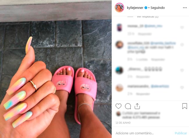 kylie-jenner-unha-tie-dye kylie-jenner-unha-tie-dye