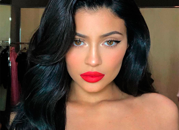 Kylie Jenner usa cinto feito com paleta de sombras. Mas, gente?!