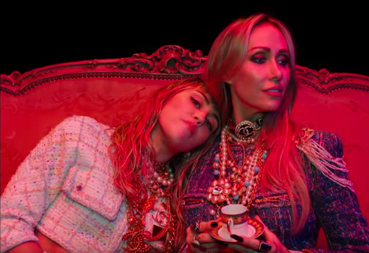 Miley Cyrus lança clipe empoderado ao lado de sua mãe