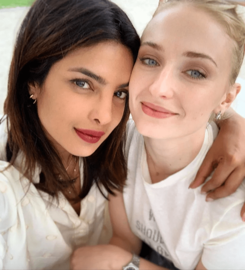 Gêmeas? Sophie Turner e Priyanka Chopra usaram o mesmo look pijama