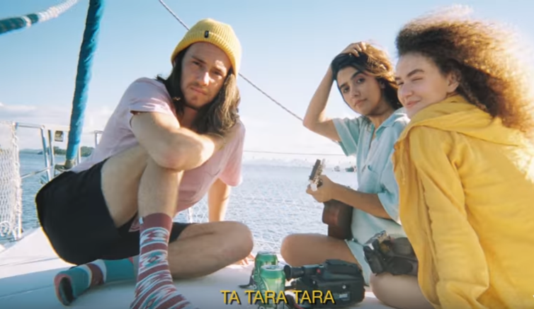 Anavitória e Vitor Kley lançam clipe fofo de Pupila
