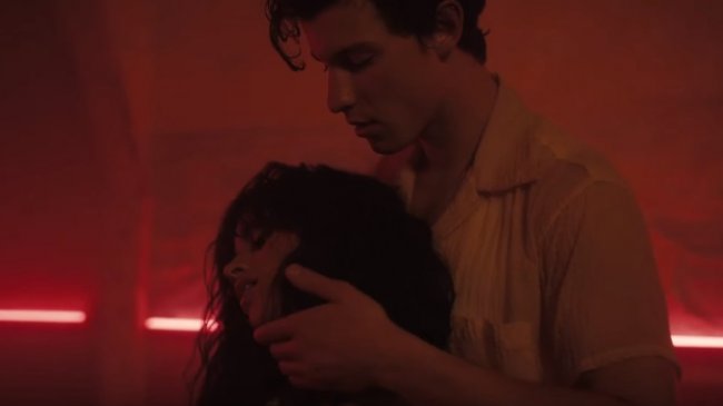 Ooh, señorita! Camila Cabello e Shawn Mendes trocam beijos na Califórnia