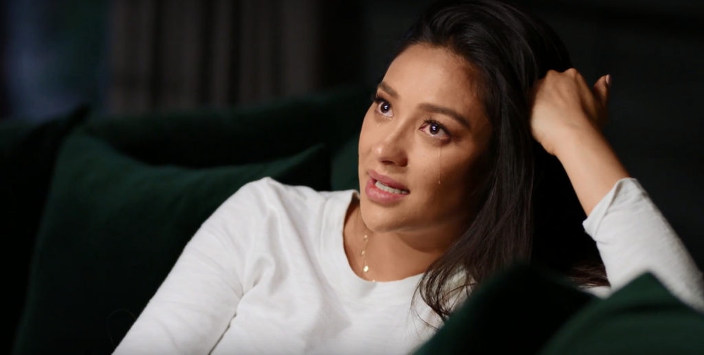 Shay Mitchell chora ao relembrar aborto espontâneo que sofreu no passado