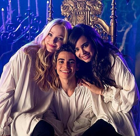 Mais homenagens: Sofia Carson e Dove Cameron postam sobre Cameron Boyce