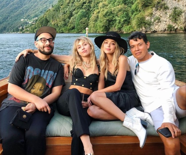 Separada de Liam, Miley Cyrus é vista aos beijos com a atriz Kaitlynn Carter